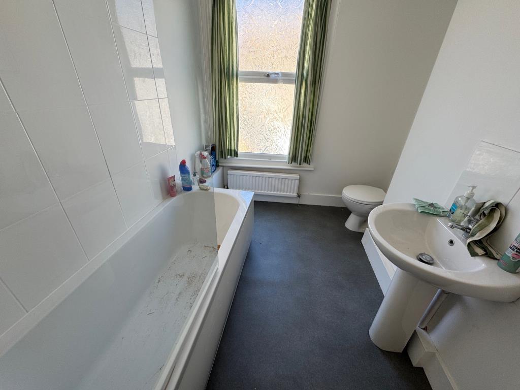 Lot: 120 - FOUR STOREY HOUSE FOR IMPROVEMENT - Ensuite Bathroom to Bedroom 1